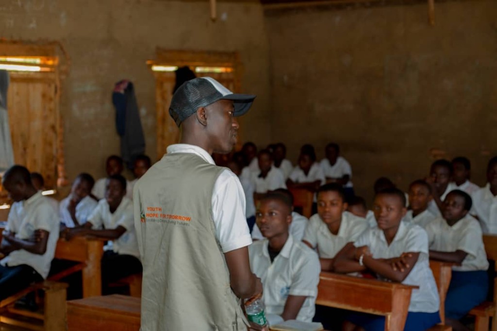 Représentant Youth Hope for Tomorrow en classe