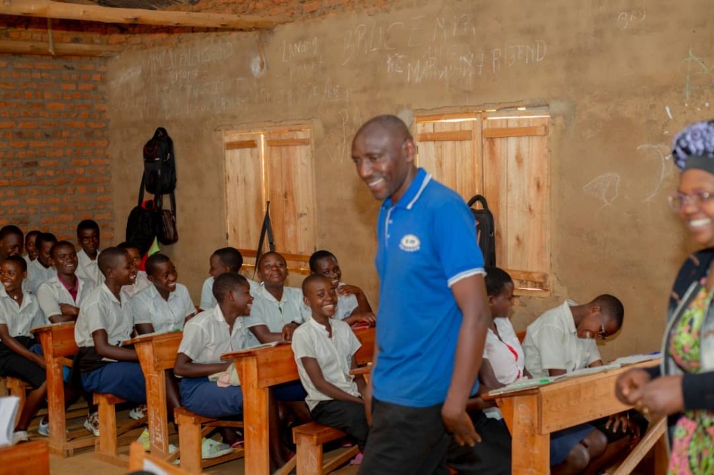 Élèves souriants lors d’une visite scolaire